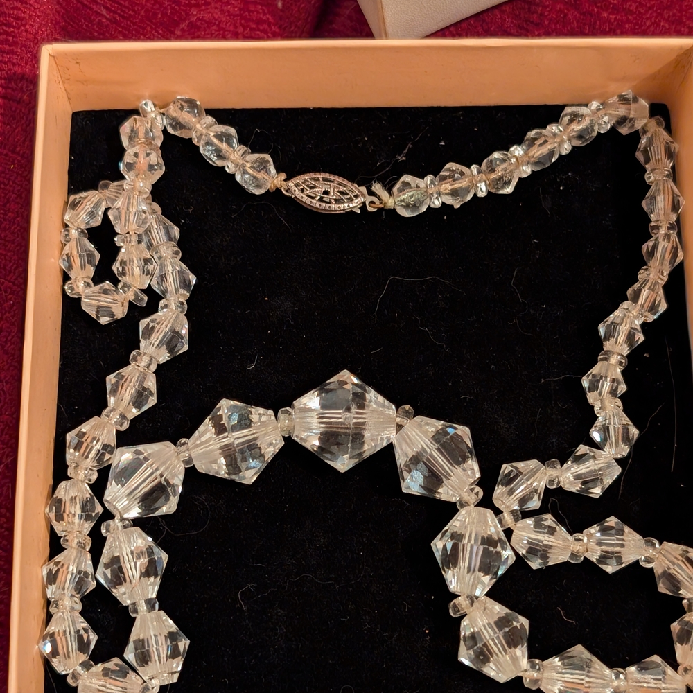 Silver Radiant Necklace with Timeless Elegance